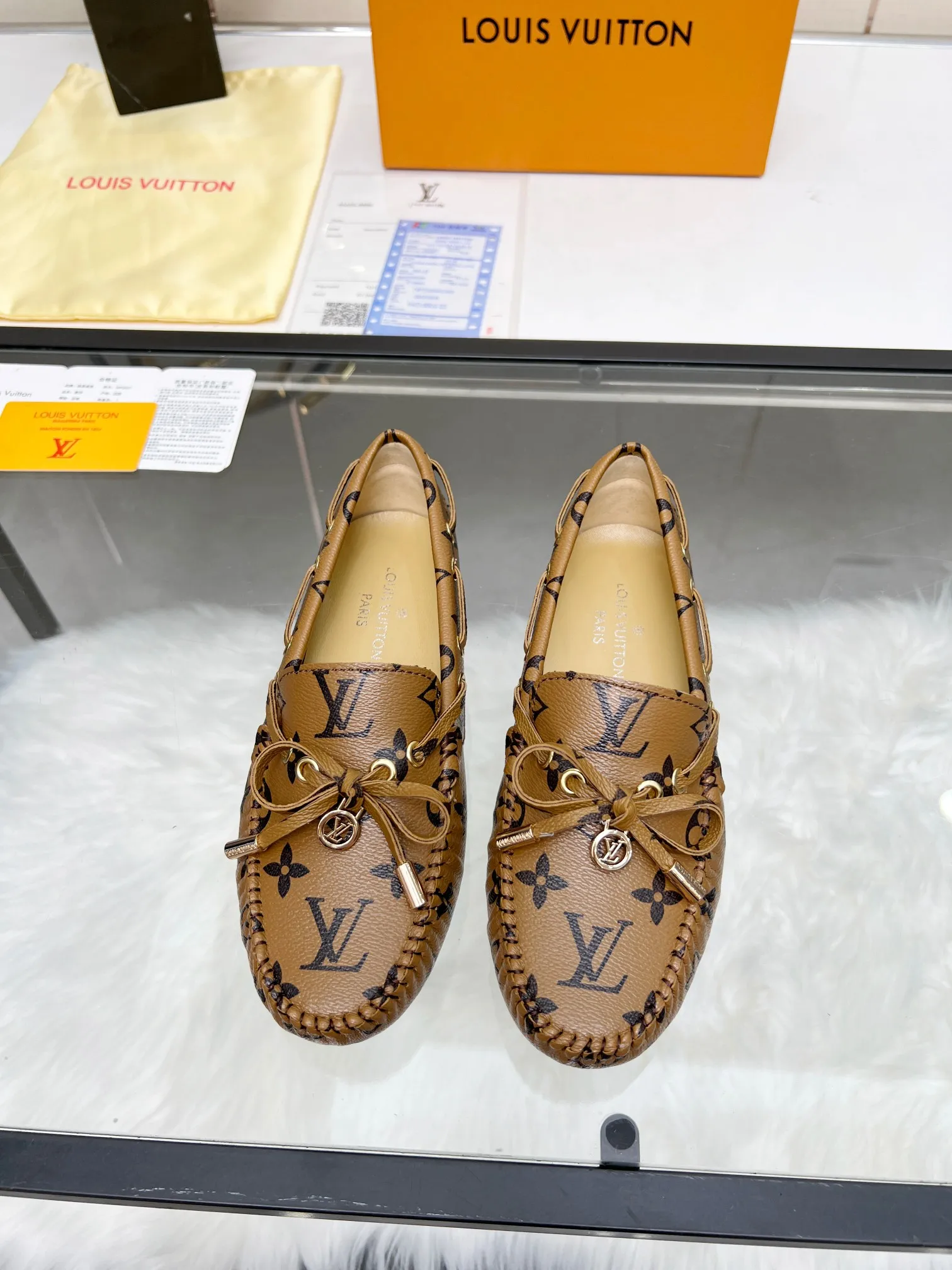 👟👟Ex-factory price 420👟👟 Lvui...Vuitt* on/】...Top purchasing agent, high version, counter 2023 spring, summer and autumn new color beanie shoes, imported fabrics, buckle bows, classic popular shoes. Lining: Sheepskin lining Color: Presbyopia Xingli Women's model: 35-42 standard size.